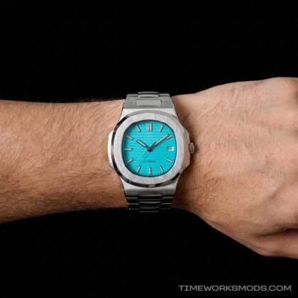 Orologio da polso argentato con quadrante turchese brillante