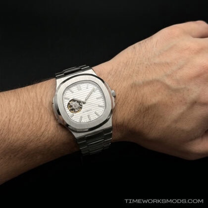 Orologio automatico argentato al polso di una persona