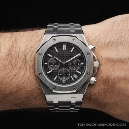 Orologio cronografo in acciaio al polso di un uomo