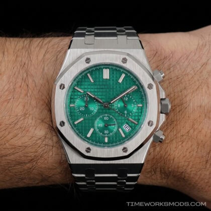 Orologio cronografo di lusso con quadrante verde brillante