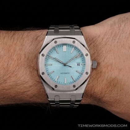 Orologio da polso argentato con quadrante blu turchese