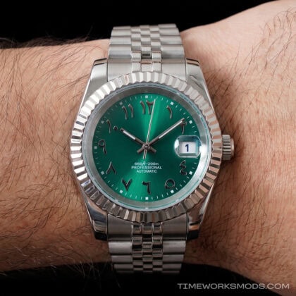 Orologio automatico argentato con quadrante verde al polso