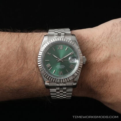 Orologio automatico argentato con quadrante verde al polso