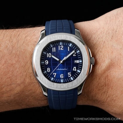 Orologio automatico blu con cinturino in gomma al polso