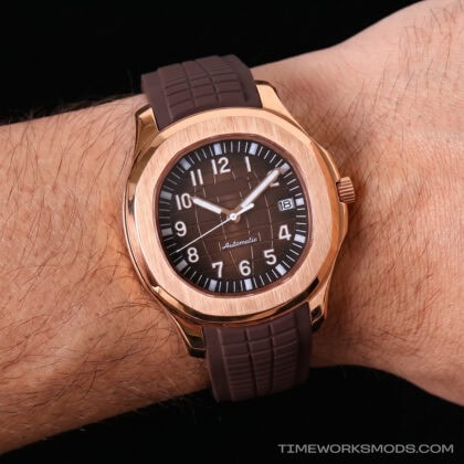 Orologio automatico dorato con cinturino marrone al polso