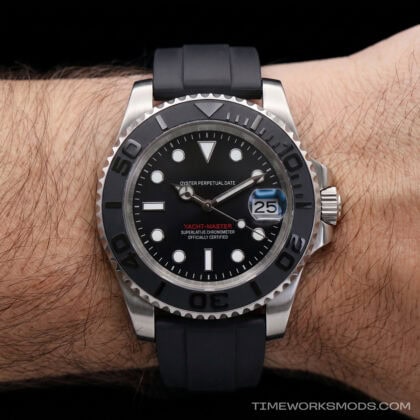 Reloj de pulsera deportivo negro con fecha visible