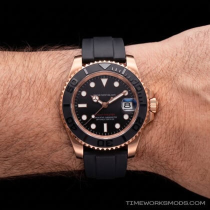 Orologio sportivo di lusso con cinturino nero al polso