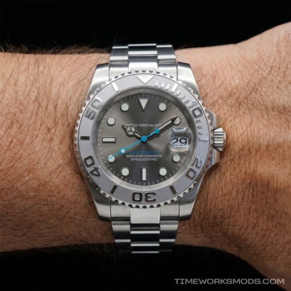 Orologio di lusso argentato al polso di un uomo