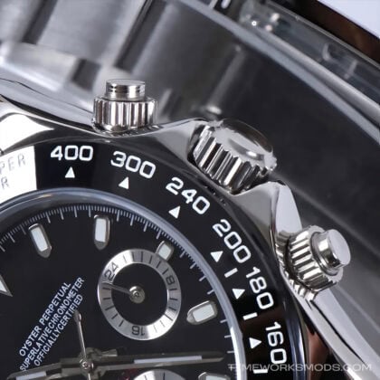 Orologio cronografo in acciaio nero con lunetta tachimetrica e pulsanti