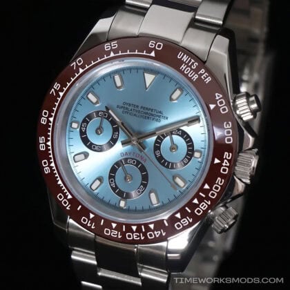 Orologio cronografo con quadrante blu ghiaccio e lunetta marrone